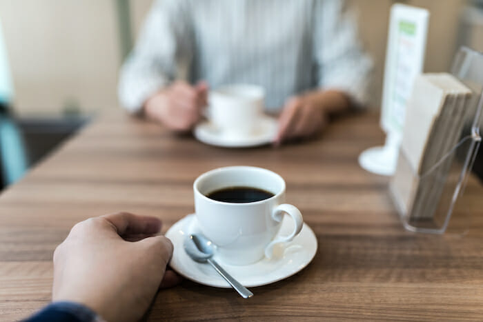 デートの場所を昼間の喫茶店に指定して、実際に会っている様子